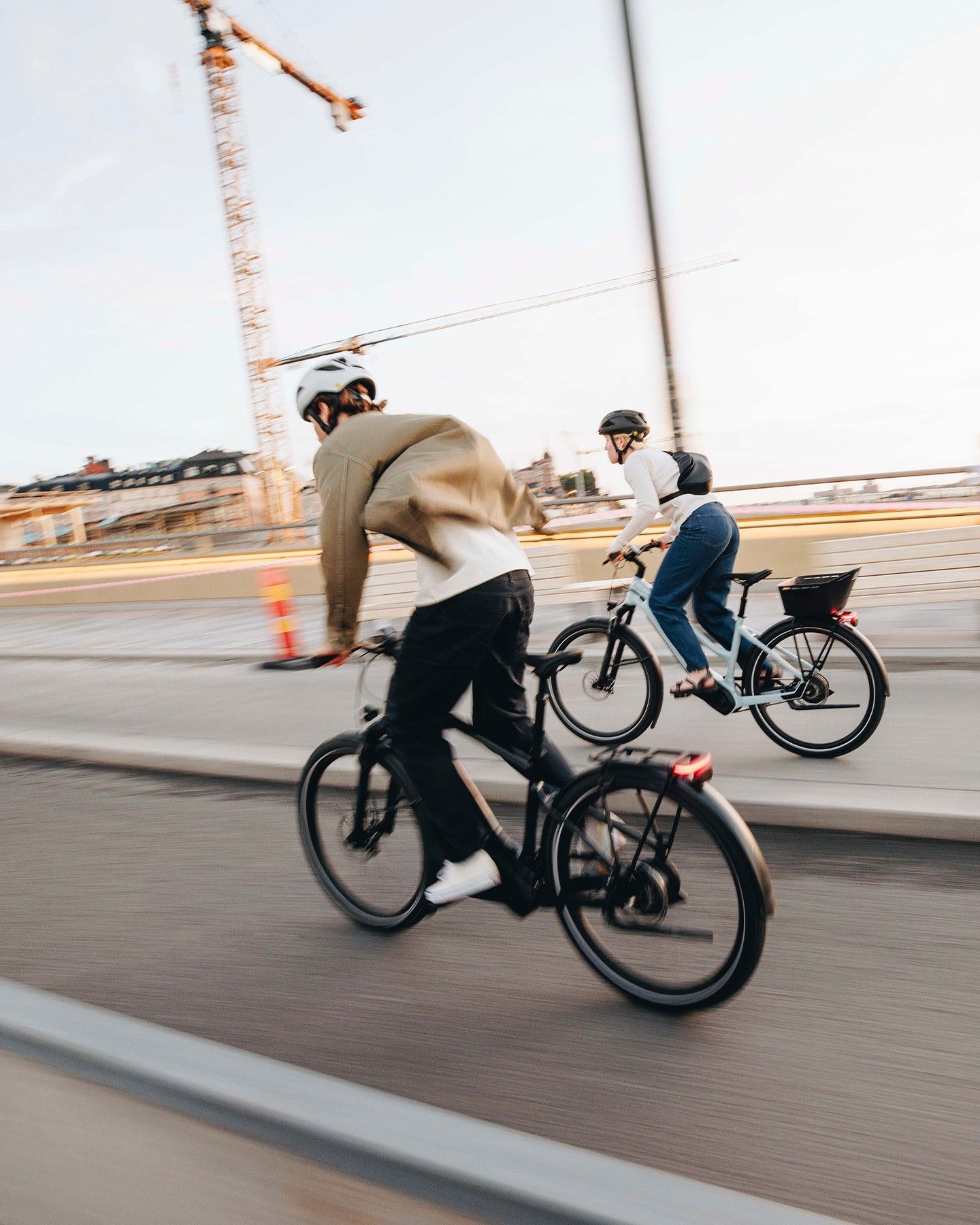 Bye-bye, Stadtverkehr, hallo unübertroffene Reichweite und Power 🚴‍♀️⚡️
Warum sich mit weniger zufriedengeben, wenn du übernatürliche Power haben kannst? Das ist das @specializedde Turbo Vado. Ein high-performance Bike, das dich blitzschnell von A nach B bringt 🌇🚀 Jetzt bei uns im Shop entdecken! 
#iamspecialized #ebike #ItsYouOnlyFaster